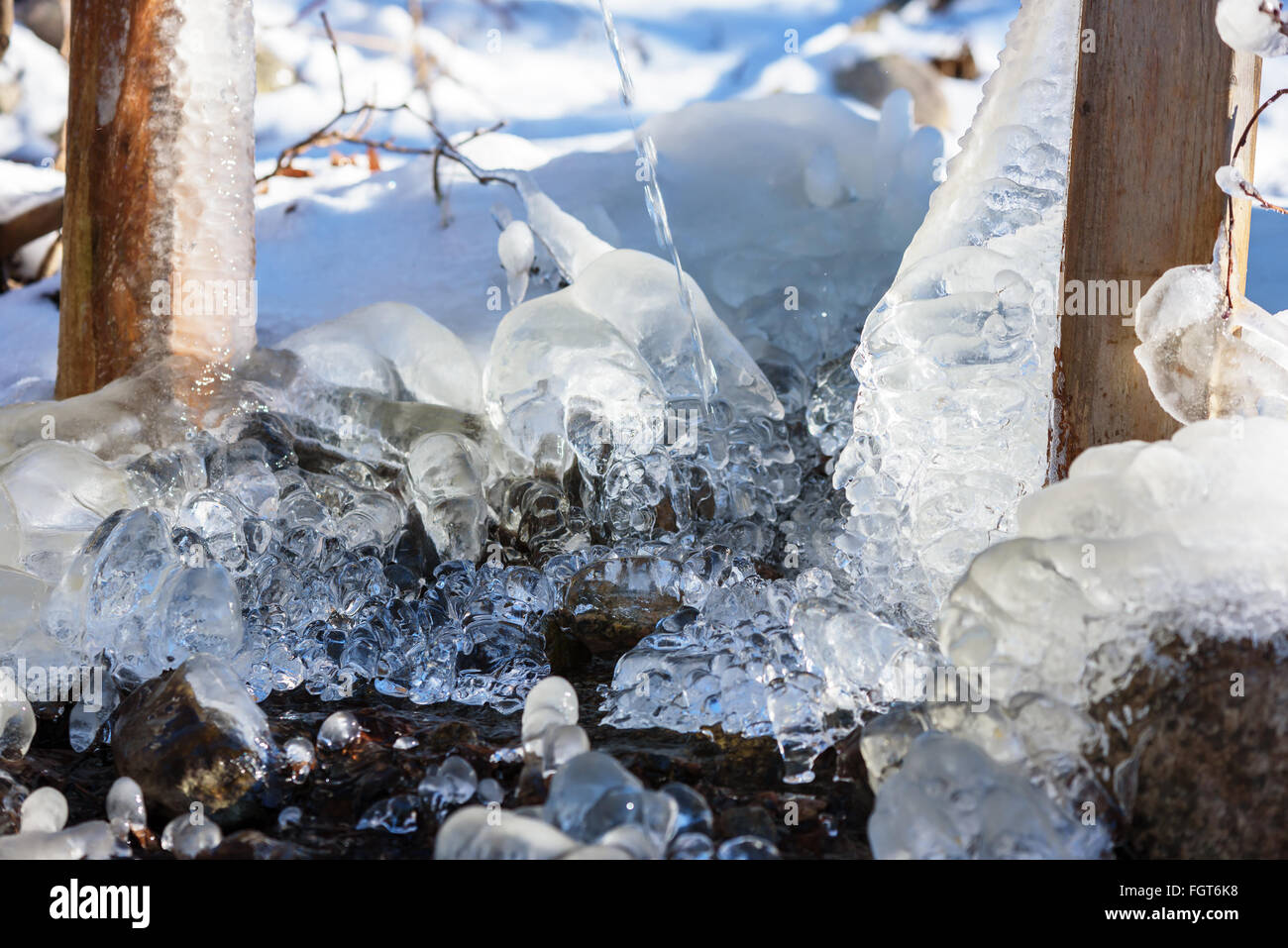 Résumé de la formation de glace par temps chaud quand il commence à fondre et obtenir un bon sur la surface. Banque D'Images