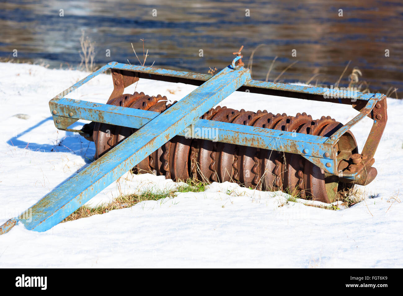 Un petit rouleau Cambridge en attente d'être utilisé. La neige fond lentement à l'écart et le printemps est sur son chemin. Un fleuve se jette dans la Banque D'Images