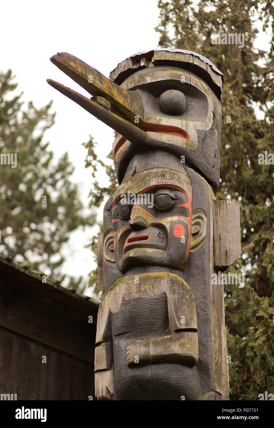 Les droits et Raven, totem Thunder Bird Park, Vancouver Island Banque D'Images