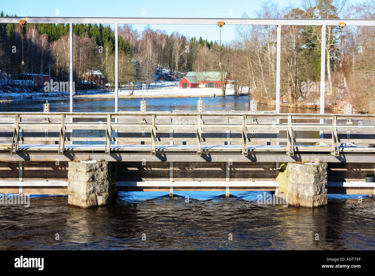 Détail d'un article d'une porte d'eau sur une rivière. Sur le fleuve de l'Morrumsan Fridafors, Suède. Banque D'Images