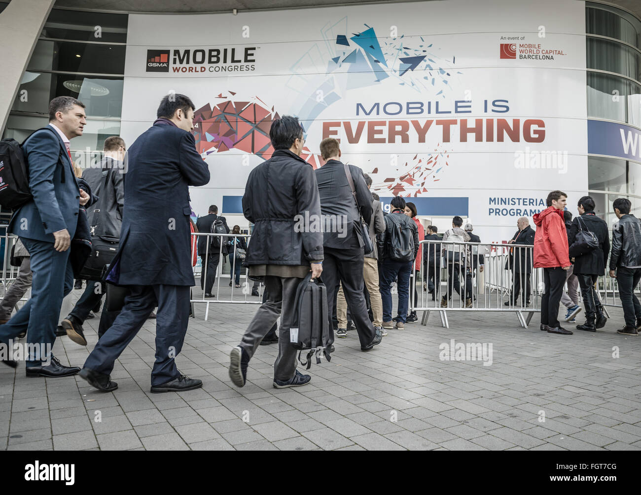 22 févr. 2016 - L'Hospitalet de Llobregat, Catalogne, Espagne - visiteurs entrent dans le quartier Fira Gran Via lieu durant le congrès annuel Le Congrès mondial de la téléphonie mobile, l'un des événements les plus importants pour les technologies mobiles et une rampe de lancement pour les smartphones, les technologies d'avenir, des appareils et périphériques vous ouvre ses portes. L'édition 2016 s'exécute sous le thème central de tout ce qui est 'Mobile' élargir le MWC pour couvrir tous les aspevt de mobile. © Matthias Rickenbach/ZUMA/Alamy Fil Live News Banque D'Images