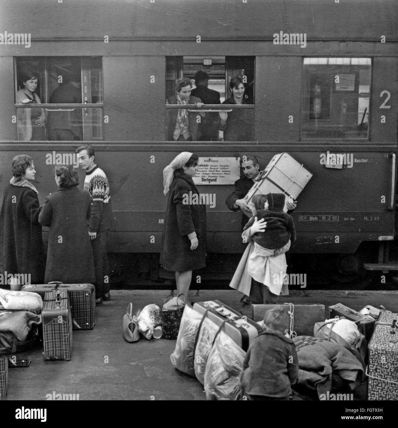 Géographie / Voyage, Allemagne, gens, arrivée de travailleurs étrangers yougoslaves et grecs, gare centrale, Munich, novembre 1965, droits supplémentaires-Clearences-non disponible Banque D'Images