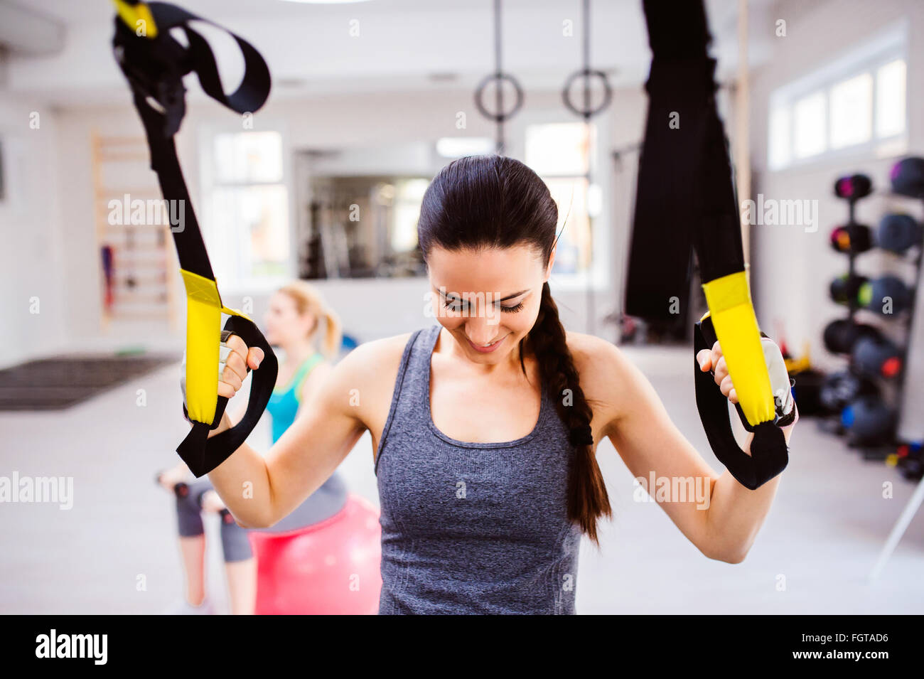 Femme dans les bras d'entraînement de sport fitness trx frises Banque D'Images