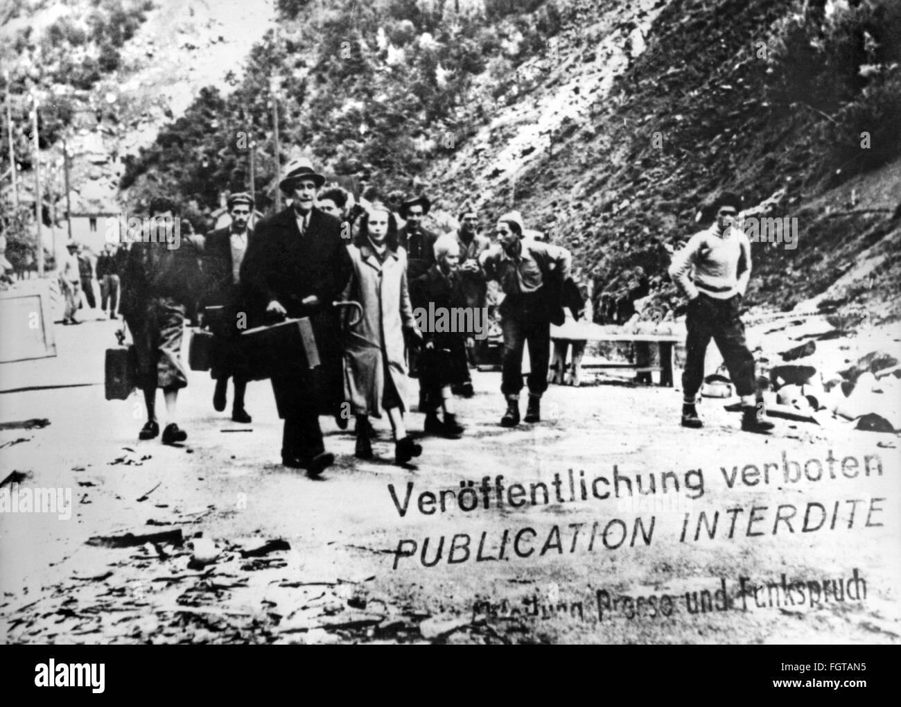 Deuxième Guerre mondiale / Seconde Guerre mondiale, réfugié, un groupe de réfugiés traverse la frontière de l'État suisse, 1941, droits additionnels-Clearences-non disponible Banque D'Images