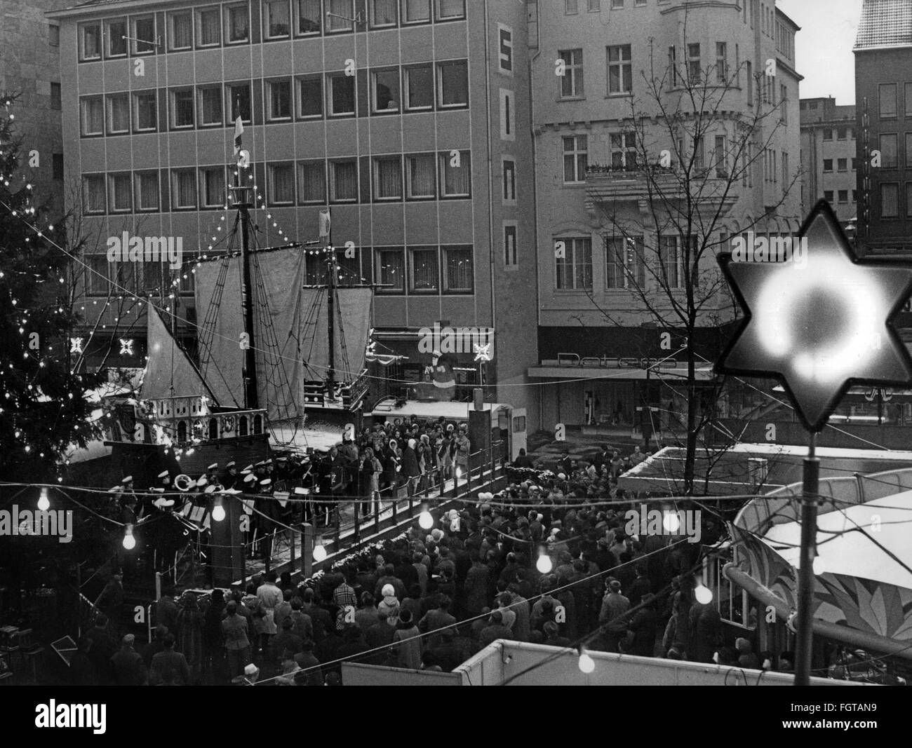 Géographie / voyage, Allemagne, Rhénanie-du-Nord-Westphalie, Dortmund, marché de Noël avec la tradition de Noël cog, fin des années 1960, droits supplémentaires-Clearences-non disponible Banque D'Images