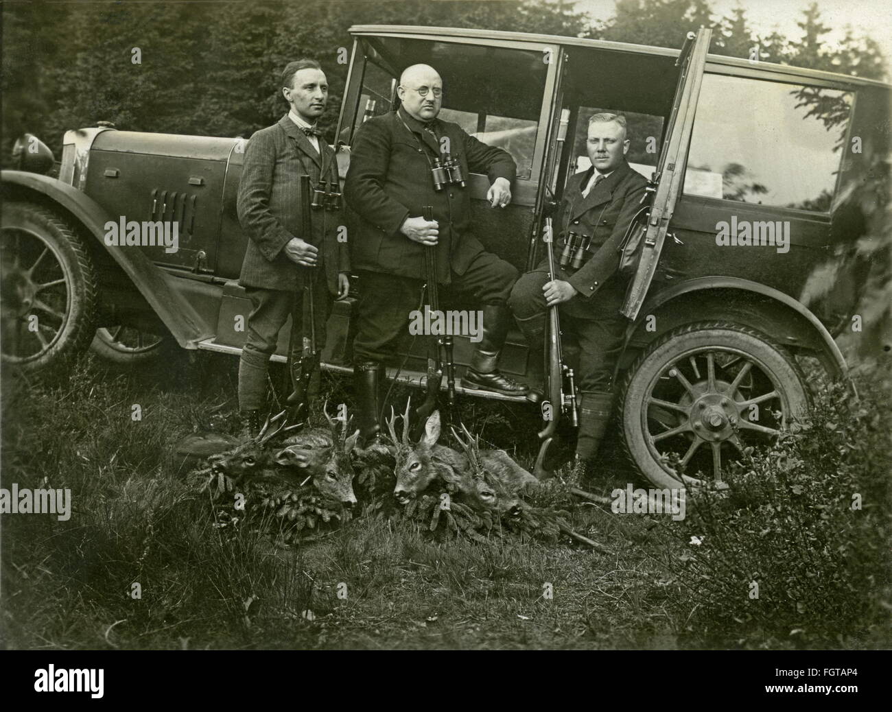 Chasse, chasseurs posant avec jeu de tir, Arnsberg, Sauerland, Allemagne, 1927, droits additionnels-Clearences-non disponible Banque D'Images