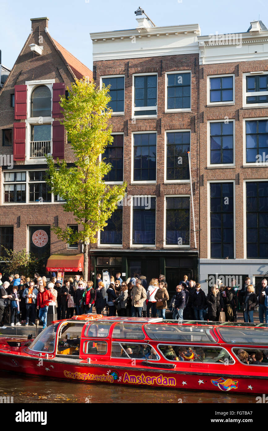 Voir de vue touristique bateau avec les touristes / visiteurs en face de la maison d'Anne Frank / Museum à Amsterdam Hollande Pays-Bas Banque D'Images