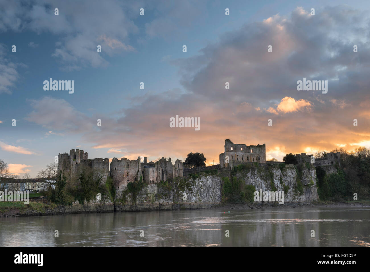 Le Château de Chepstow surplombant la rivière Wye avec orange Banque D'Images