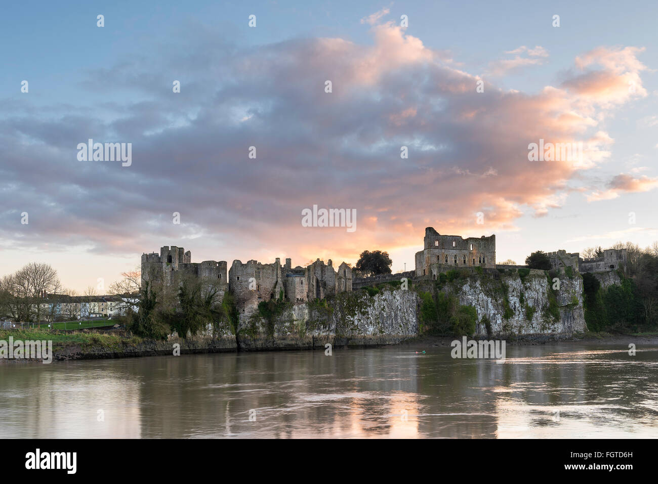 Le Château de Chepstow surplombant la rivière Wye, avec le coucher du soleil spectaculaire Banque D'Images