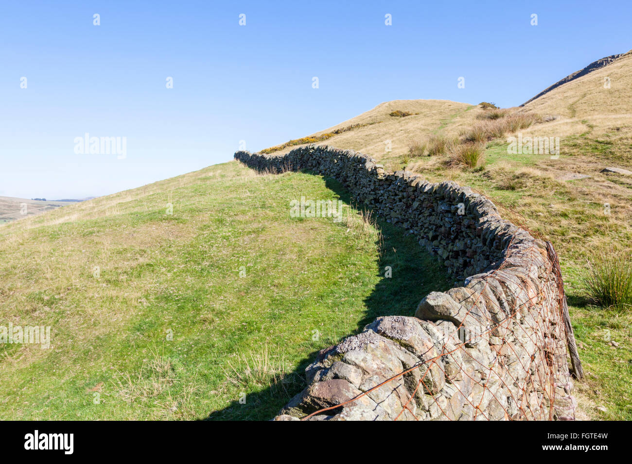 Un mur en pierre sèche sur une colline dans le Derbyshire, parc national de Peak District, England, UK Banque D'Images
