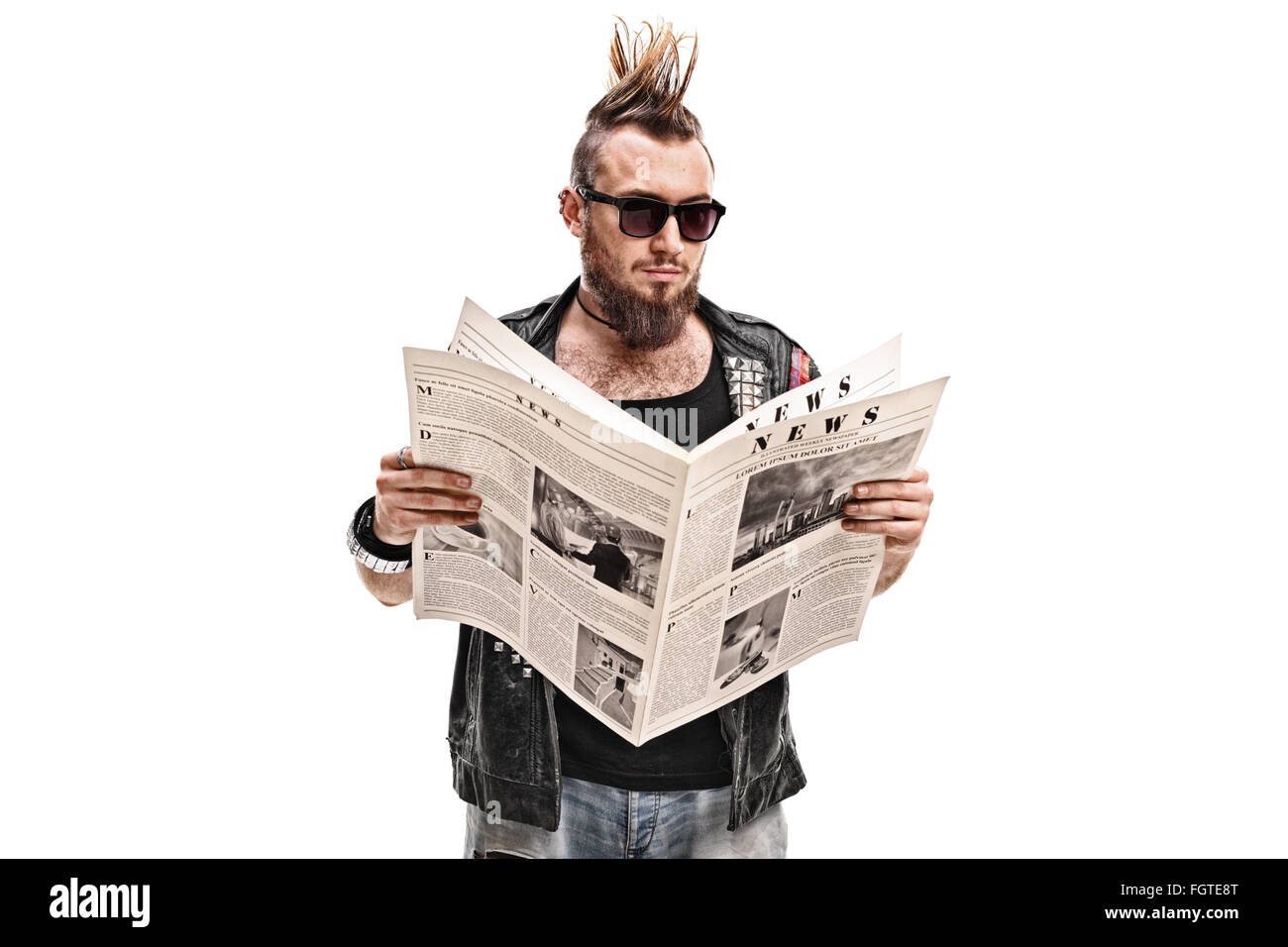 Homme punk rocker lire un journal isolé sur fond blanc Banque D'Images