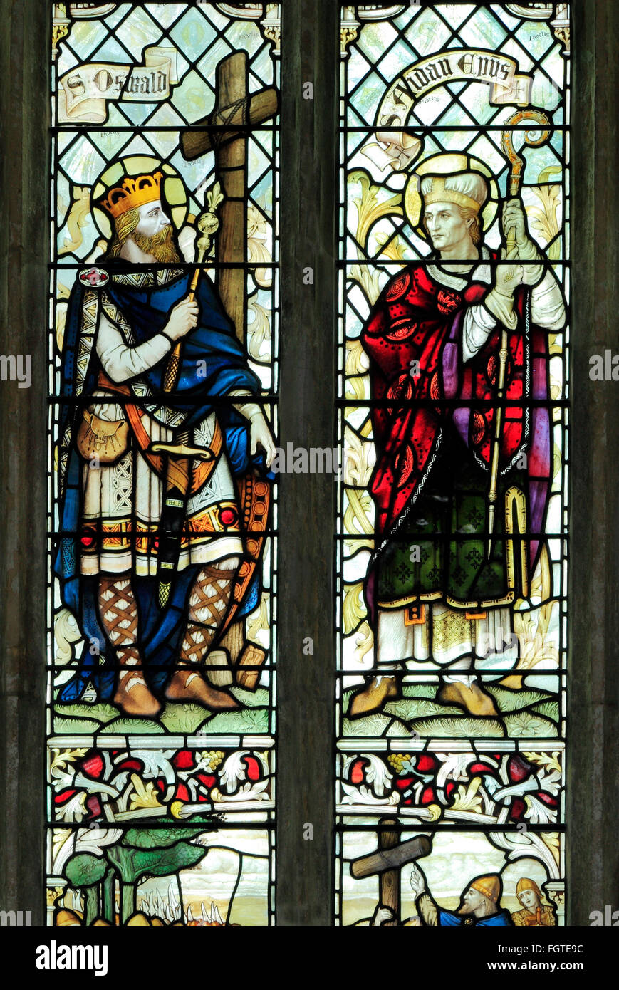 Saint Oswald, roi de Northumbrie, et de Saint Aidan de Lindisfarne, vitrail par J. Powell & fils, 1900, Blakeney, Norfolk Banque D'Images