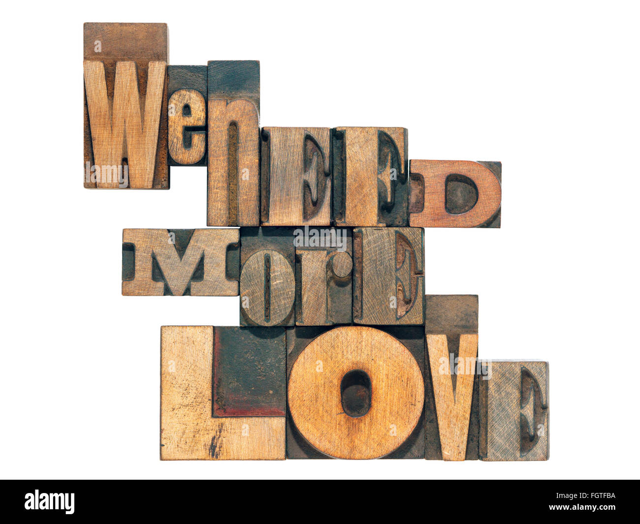 Nous avons besoin de plus d'amour mots fabriqués à partir de bois mixtes de type typographique isolated on white Banque D'Images