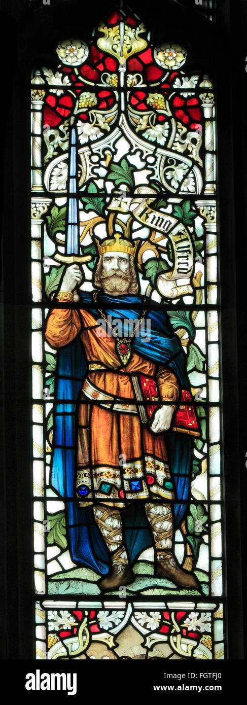 Le Roi Alfred le Grand de Wessex, roi de Saxe rois, vitrail par J. Powell & Fils, 1900, Blakeney, Norfolk England UK Banque D'Images