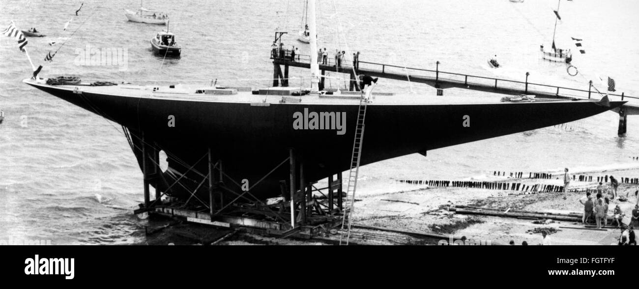 AJAXNETPHOTO. 1984. CALSHOT, Angleterre. - Nouvelle vie pour l'AMERICA'S CUP YACHT - LA CLASSE J ENDEAVOUR YACHT, SA COQUE RECONSTRUITE SUR SIX ANS PAR JOHN AMOS, SIÈGE POUR LE LANCEMENT DE SON NOUVEAU PROPRIÉTAIRE, cuisine américaine ELIZABETH MEYER, À CALSHOT SPIT À L'EMBOUCHURE DE SOUTHAMPTON WATER. PHOTO:JONATHAN EASTLAND/AJAX REF:84 Un  BWP Banque D'Images