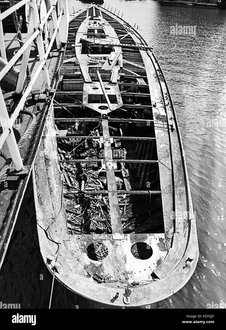 AJAXNETPHOTO. 1976. Rockfield, Angleterre. - Location de démolition - LE YACHT CLASSE J VELSHEDA, SON PONT ET LES ROUFS RETIRÉ, SE TROUVE DANS UN ÉTAT DÉSESPÉRÉ À WILMENT CE CHANTIER EN AOÛT 1976. PHOTO:JONATHAN EASTLAND/AJAX. REF : 876  VEL BWP Banque D'Images