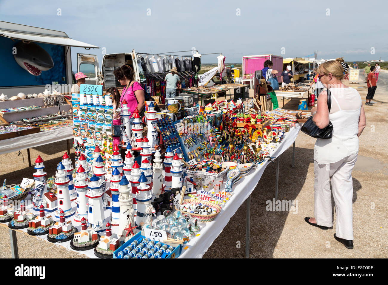Les étals du marché touristique à Cabo de Sao Vicente, Cap St Vincent, Algarve, Portugal Banque D'Images