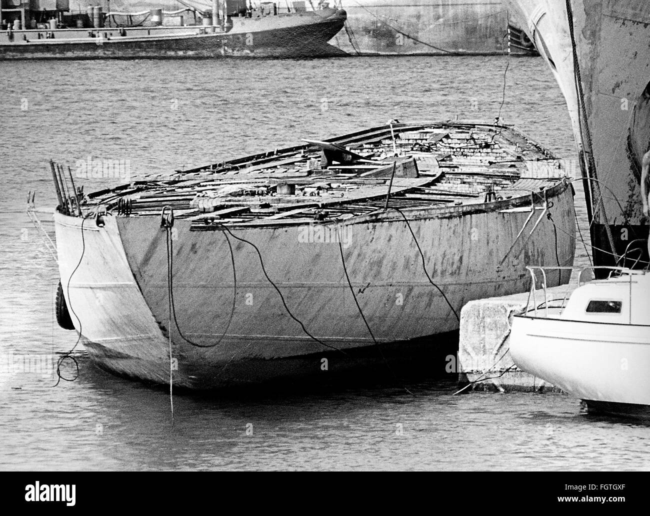 AJAXNETPHOTO. 1976. Rockfield, Angleterre. - Location de démolition - LE YACHT CLASSE J VELSHEDA, SON PONT ET LES ROUFS RETIRÉ, SE TROUVE DANS UN ÉTAT DÉSESPÉRÉ À WILMENT CE CHANTIER EN AOÛT 1976. PHOTO:JONATHAN EASTLAND/AJAX REF : BWP  876 1 VEL Banque D'Images