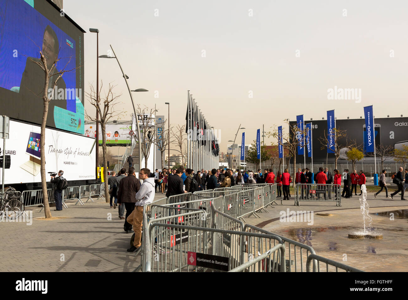 Barcelone, Espagne. Feb 22, 2016. Barcelone, Espagne. Feb 22, 2016. Premier jour de Mobile World Congress 2016, Fira de Barcelona la masse, L'Hospitalet de Llobregat, Barcelone la place Europa. © Joan Gosa Badia/Alamy Live News Crédit : Joan Gosa Badia/Alamy Live News Banque D'Images