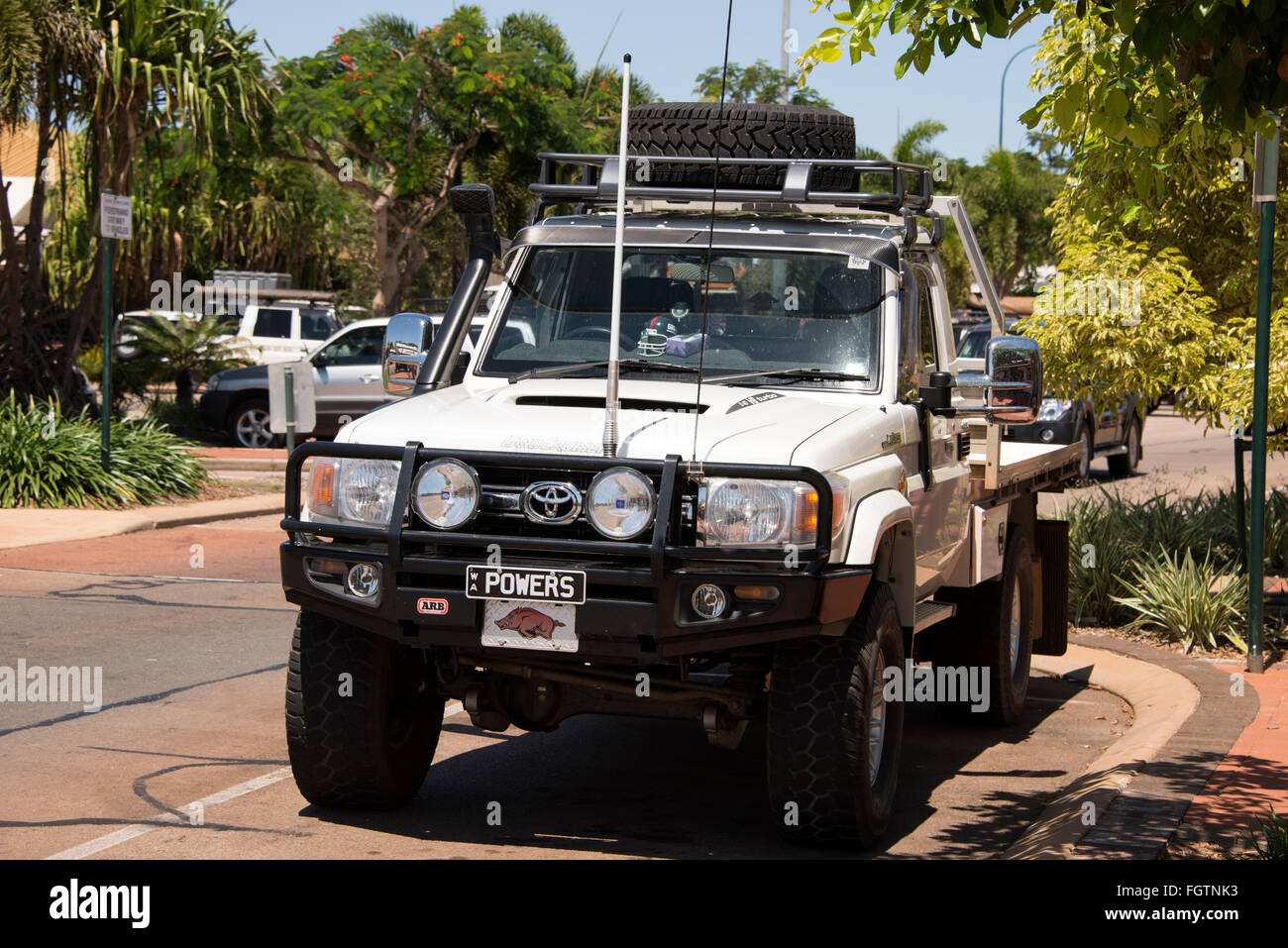 Un véhicule 4x4 plus adapté pour les outback chemin de la conduite. De  plus, il a un puissant émetteur radio CB où mob Photo Stock - Alamy