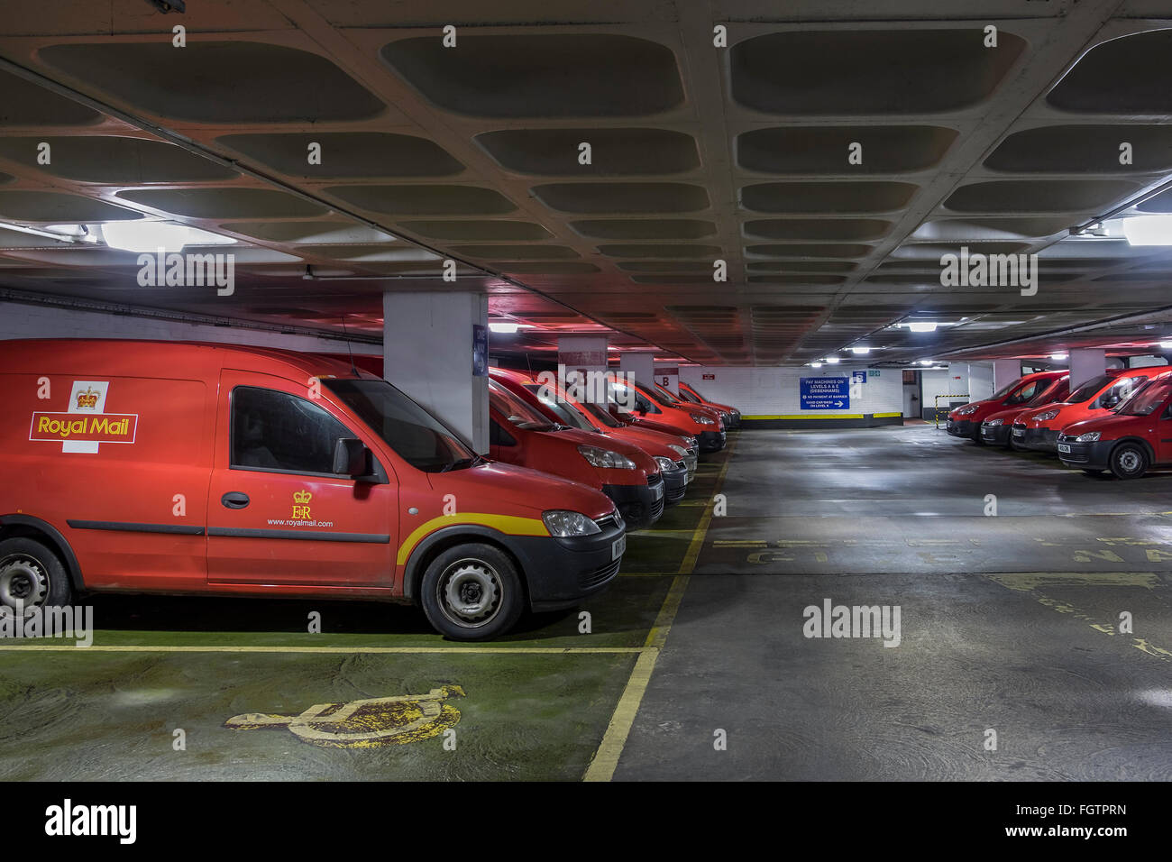 La livraison du courrier Royal cars garés dans un parking à plusieurs étages Banque D'Images