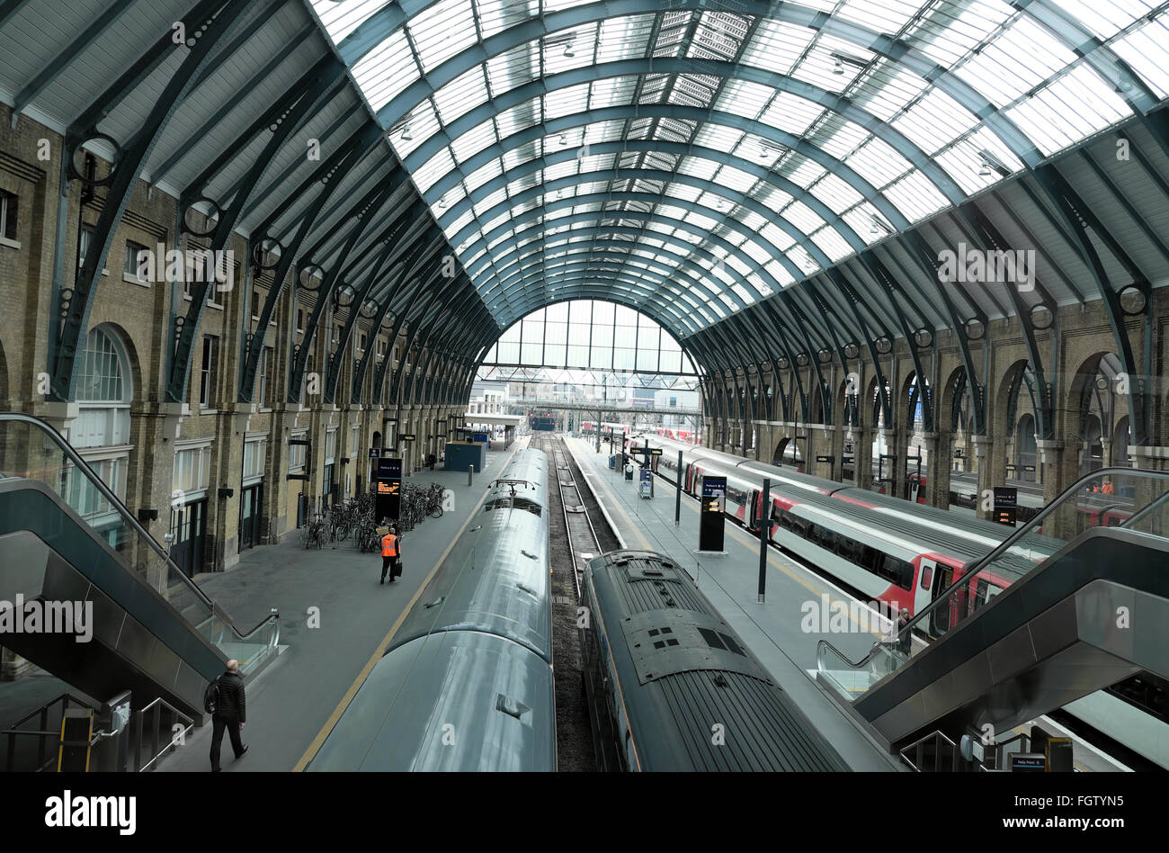 Voir les trains ci-dessus à l'intérieur du nord gare la gare de Kings Cross à Londres architecture verrière KATHY DEWITT Banque D'Images