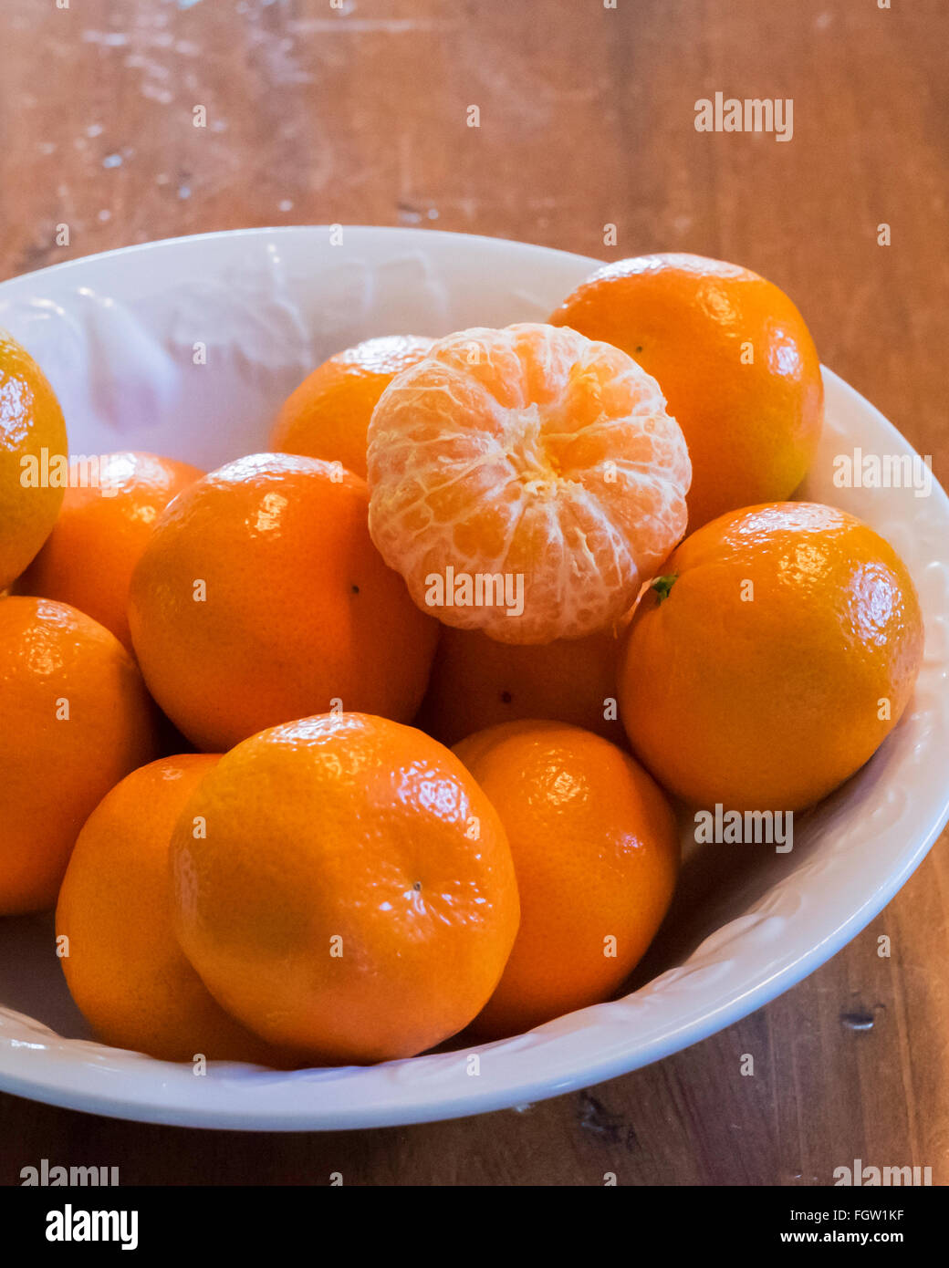 Mandarines, Citrus reticulata, dans un bol blanc. Banque D'Images