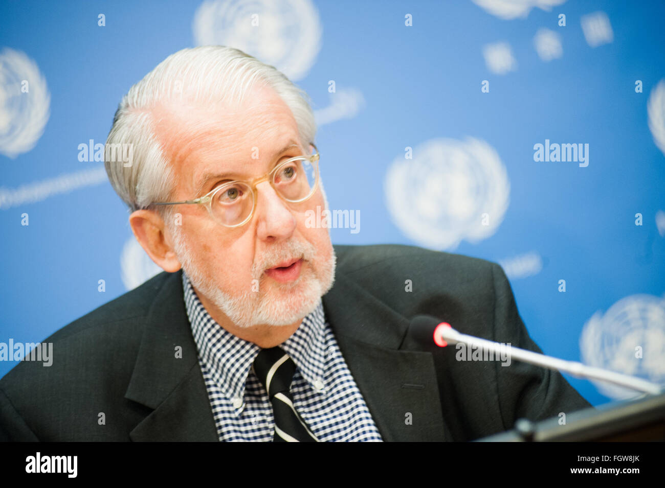 New York, USA. Feb 22, 2016. Le président de la Commission d'enquête sur la Syrie Paulo Sérgio Pinheiro informe la moyenne au cours de la conférence de presse sur la situation sur la République arabe syrienne "de la Commission d'enquête sur la République arabe syrienne au siège de l'Organisation des Nations Unies : Crédit LUIZ ROBERTO LIMA/Alamy Live News Banque D'Images