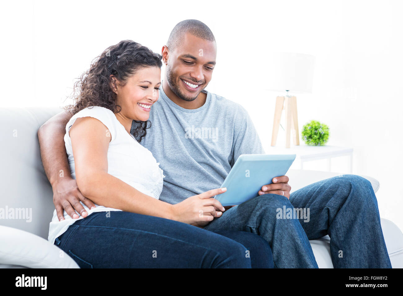 Young couple looking at tablet computer Banque D'Images