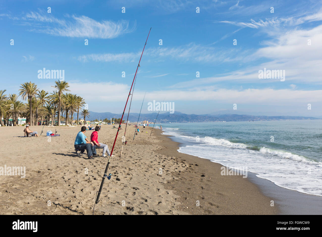 Torremolinos, Costa del Sol, la province de Malaga, Andalousie, Espagne du sud. Les pêcheurs et les amateurs de plages sur la plage Playamar en hiver. Banque D'Images