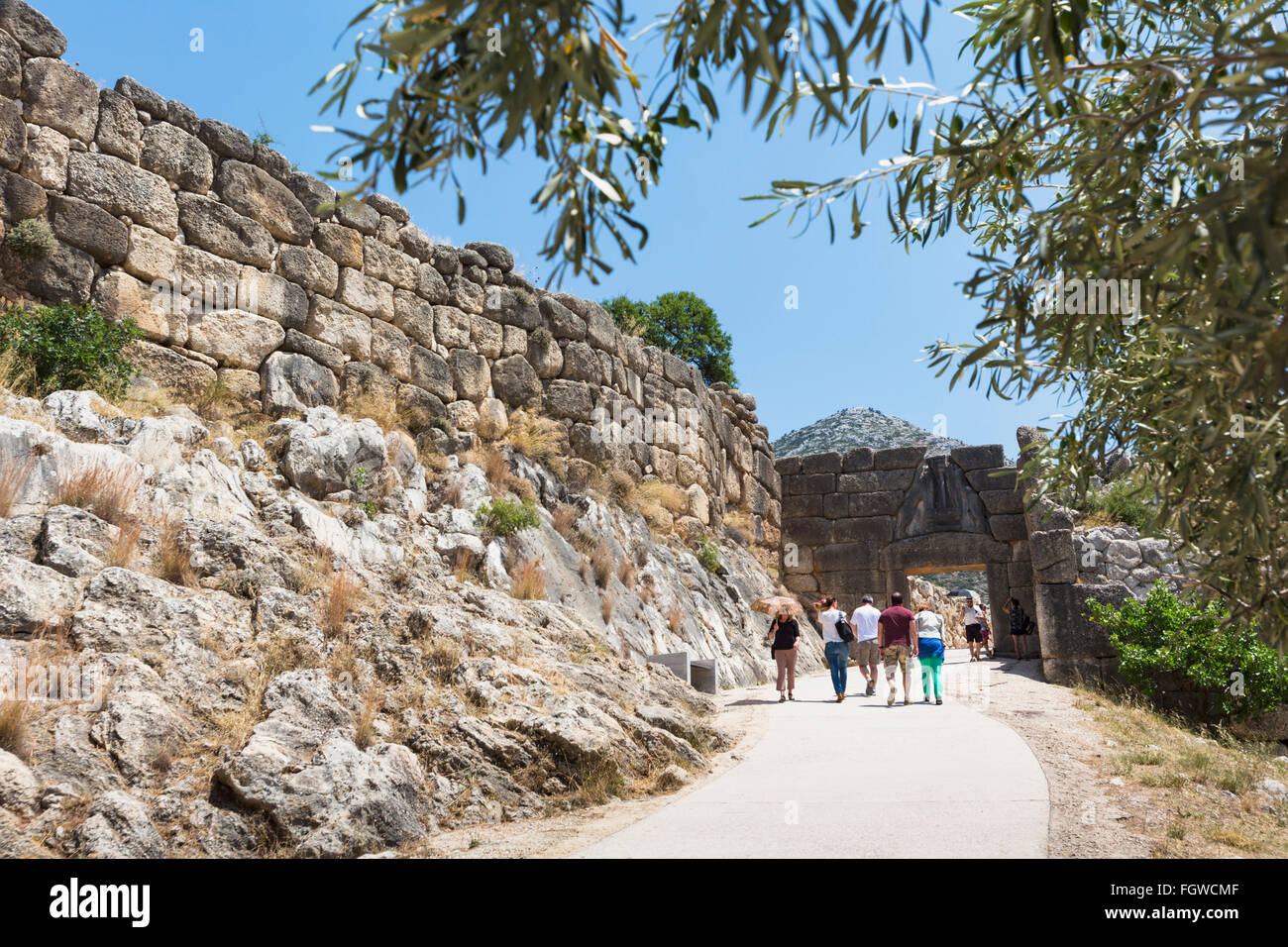 Mycènes, l'Argolide, Péloponnèse, Grèce. Le Lion Gate, datant du 13e siècle avant J.-C., dans le murs cyclopéens. Banque D'Images