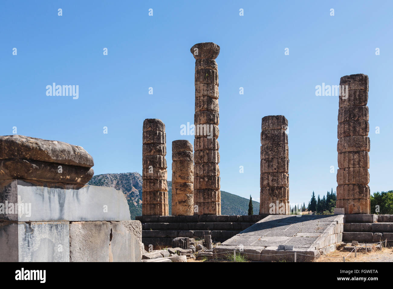 Ancient Delphi, Phocide, Grèce. Restes du Temple d'Apollon. Ruines visibles aujourd'hui datent du 4e siècle avant J.-C. Banque D'Images