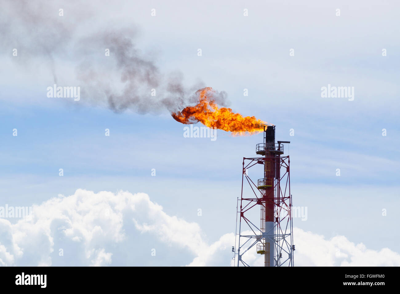 Mise à feu contre le ciel la combustion du gaz à la torche. Banque D'Images