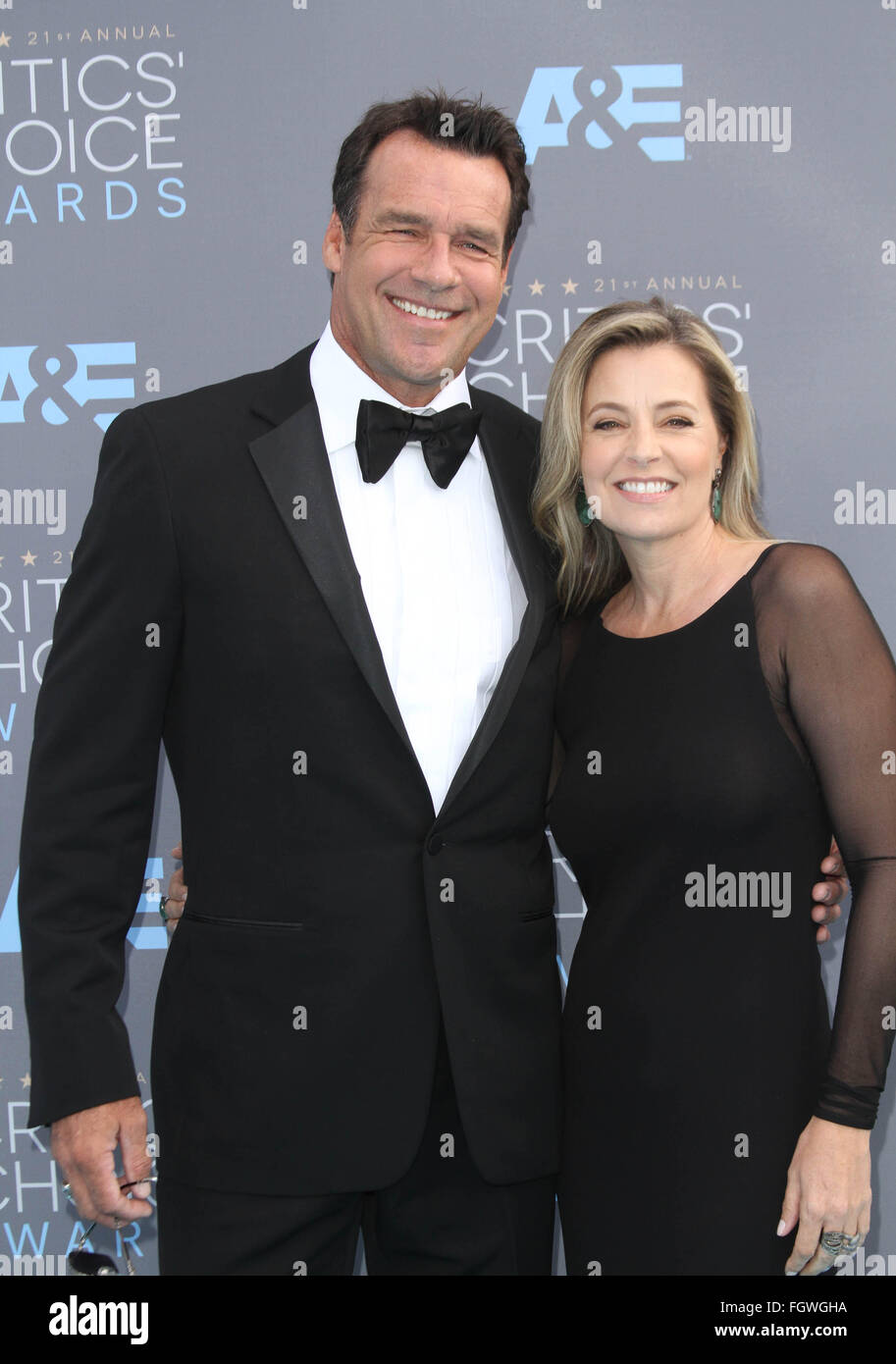 La 21e Critics Choice Awards 2016 tenue à la Barker Hanger Airport à Santa Monica. Avec : David James Elliott, Nanci Chambers Où : Los Angeles, California, United States Quand : 17 Jan 2016 Banque D'Images