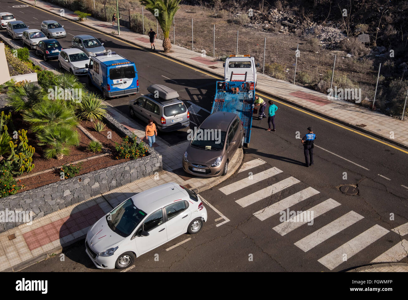 Voiture en stationnement illégal d'être remorqué. Playa San Juan, Tenerife, Canaries, Espagne Banque D'Images