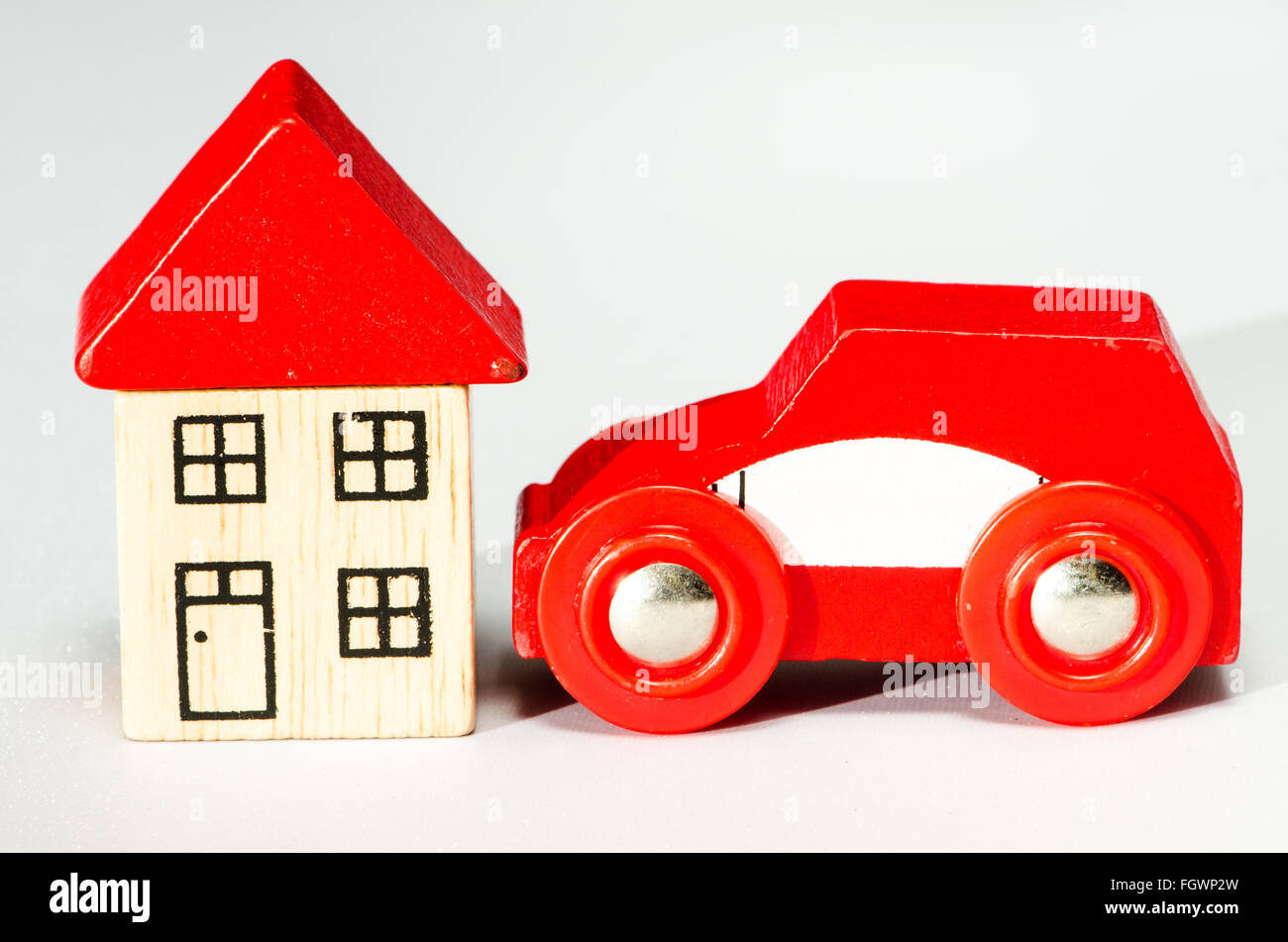 Voiture rouge en bois et de la chambre de droit isolé Banque D'Images