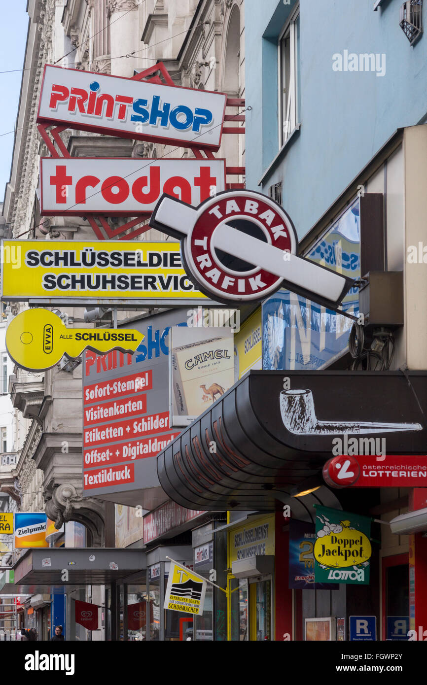 Une multitude de panneaux publicitaires sur Alser Straße à Vienne, Autriche Banque D'Images