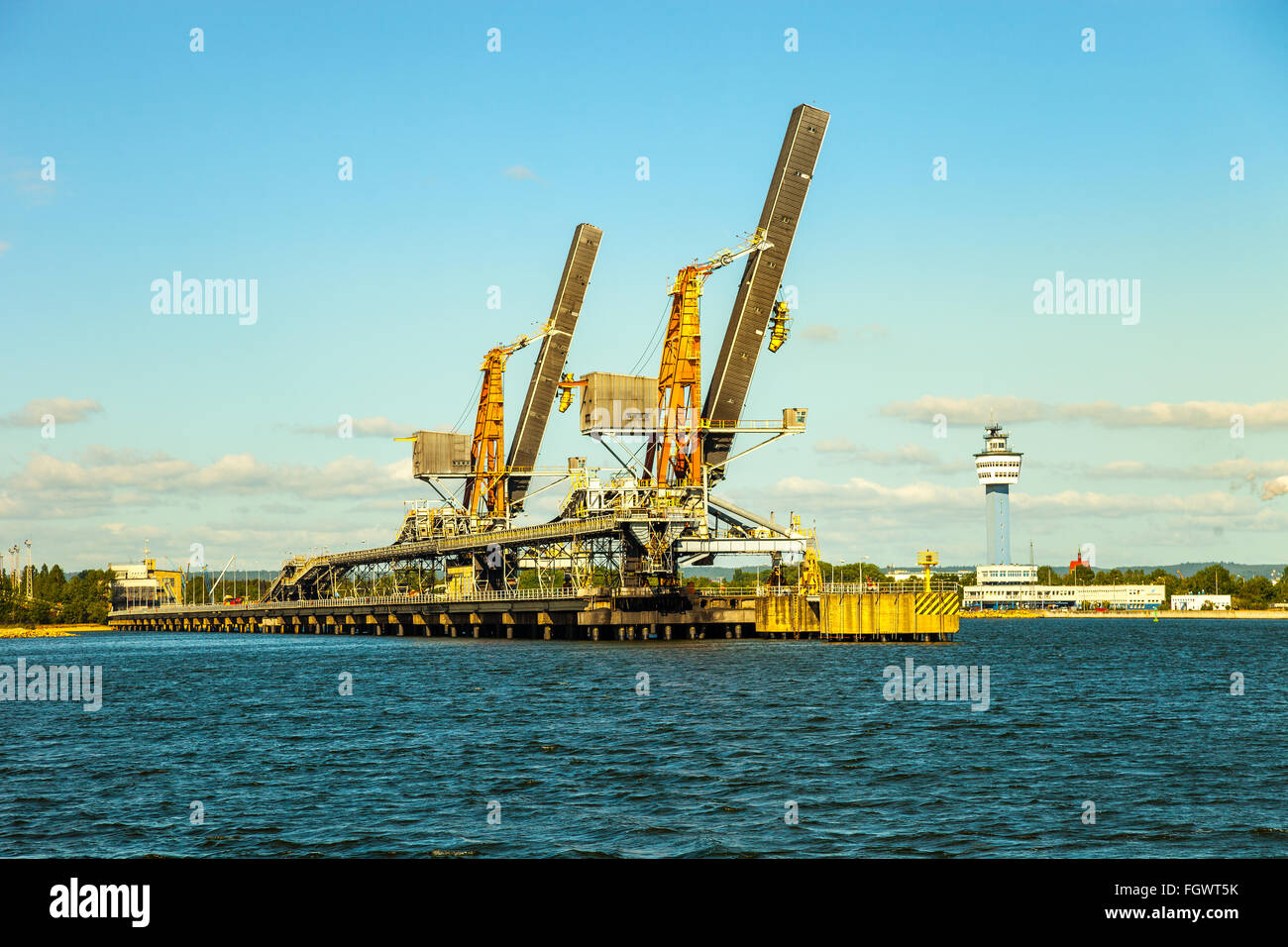 Jetée de charbon à matin à port de Gdansk, Pologne. Banque D'Images