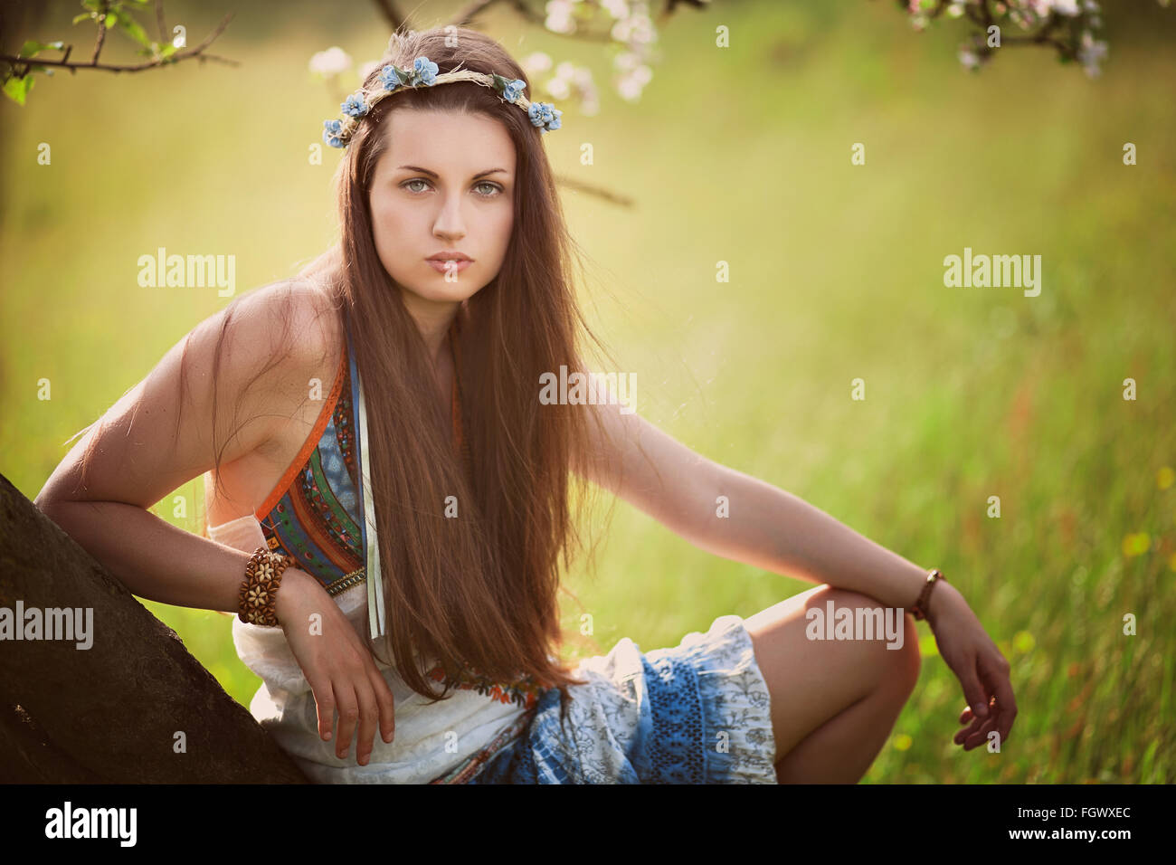 Belle femme hippie s'appuyant sur un arbre . La nature et la paix Banque D'Images