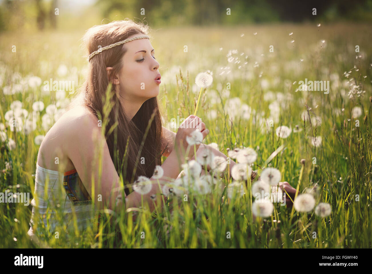 Belle hippie woman blowing fleurs de pissenlit. L'harmonie de la Nature Banque D'Images