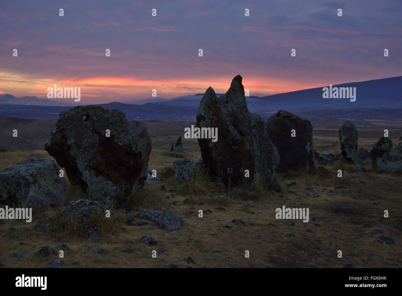 Coucher du soleil à l'humeur Zorats Karer stone circle près de Sisian en Arménie Banque D'Images