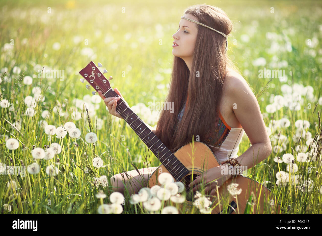 Femme Hippie avec guitare en été meadow . L'harmonie de la Nature Banque D'Images