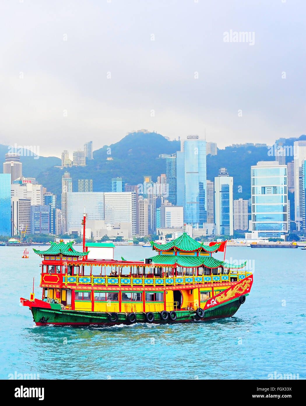 De style chinois traditionnel bateau naviguant dans le port de Hong Kong Banque D'Images