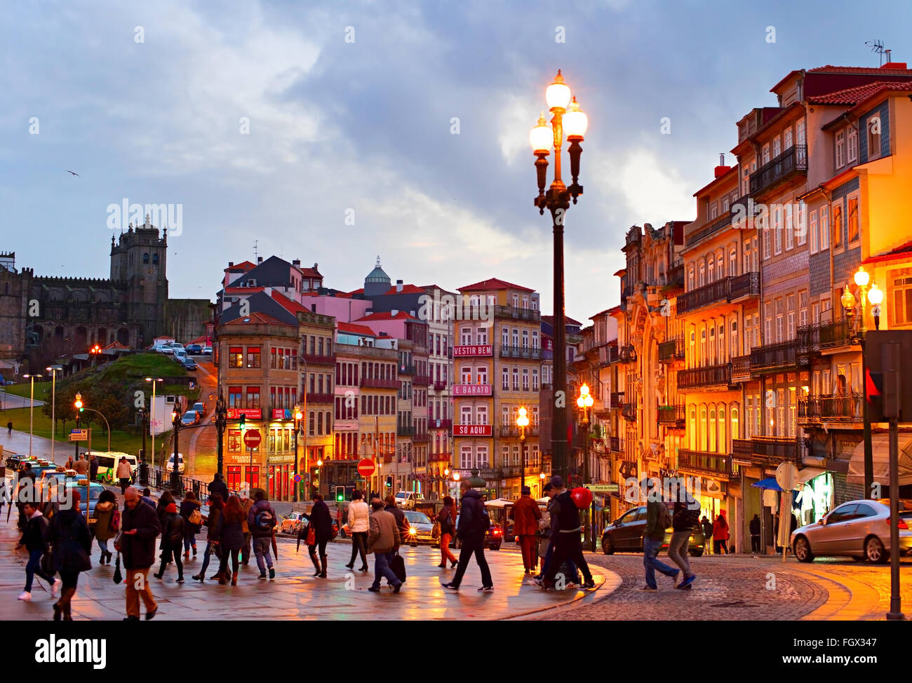 Les gens qui marchent sur la rue de la vieille ville de Porto. Banque D'Images