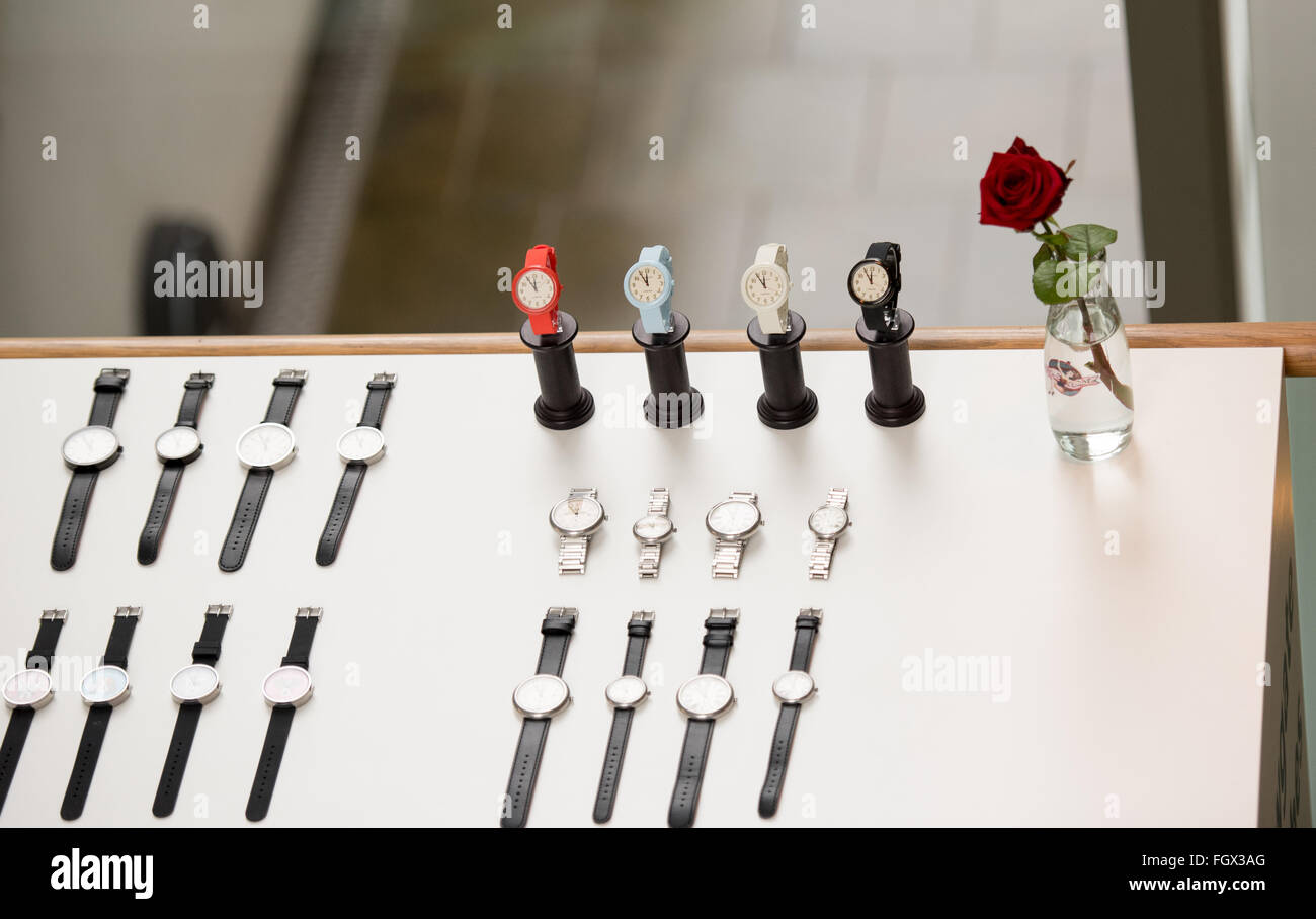 Londres, Royaume-Uni, le 22 février 2016, un affichage de Newgate montres à l'écope Lonon Womensware Trade Show, London Fashion Week Crédit : Ian Davidson/Alamy Live News Banque D'Images