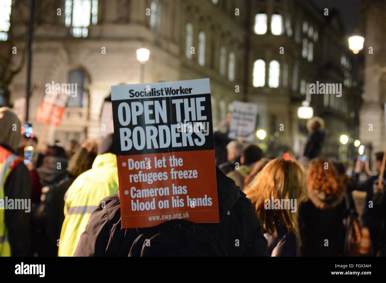 Londres, Royaume-Uni. 22 Février, 2016. Les protestataires stuff leurs pancartes dans leurs sacs pour permettre de battre des mains. Crédit : Marc Ward/Alamy Live News Banque D'Images