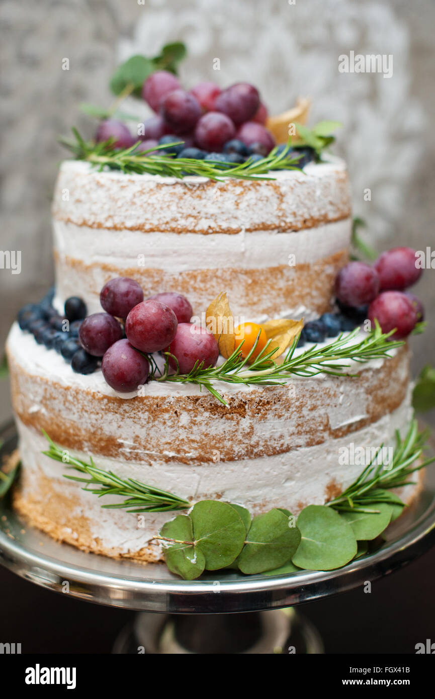 Beau gâteau de mariage à deux niveaux sur la table Banque D'Images