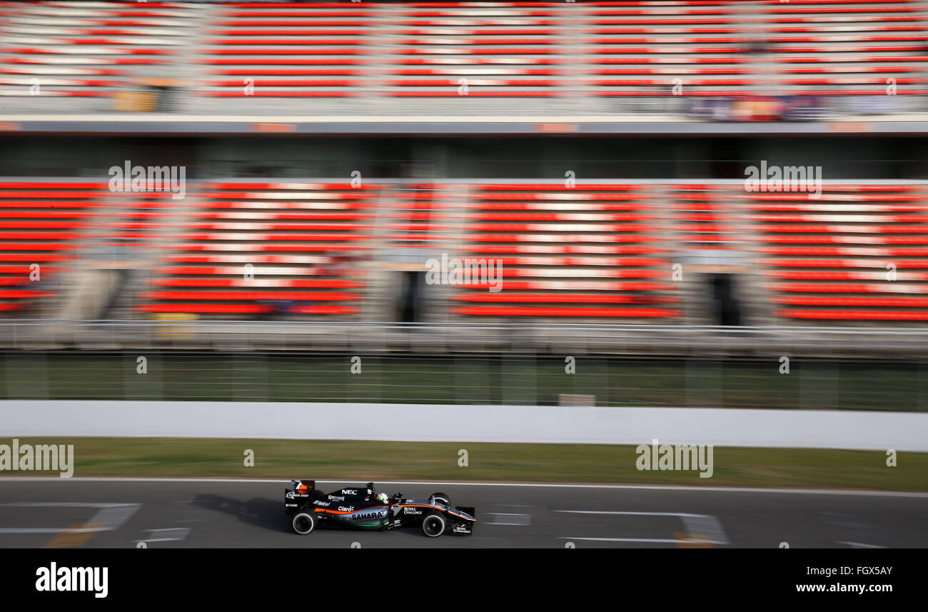 Barcelone, Espagne. Feb 22, 2016. Des essais de Formule Un mexicain Alfonso pilote Force India de Celis, dirige la nouvelle voiture VJM09 pendant une session de formation pour la prochaine saison de Formule 1 au circuit de Barcelone, Plaça de Catalunya à Barcelone, Espagne, 22 février 2016. Photo : Jens Buettner/dpa/Alamy Live News Banque D'Images