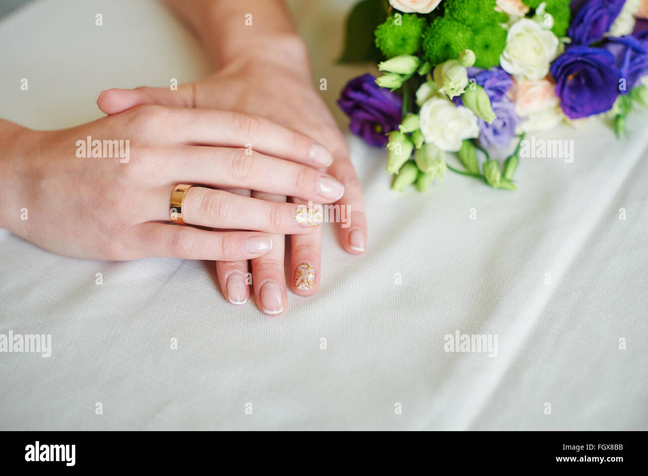 Anneaux de mariage avec main de femme sur fond nappe Banque D'Images