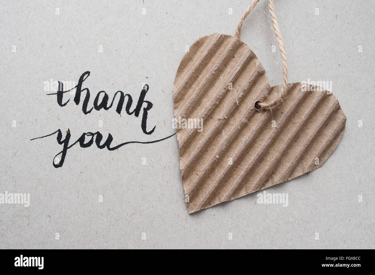"Merci" lettrage fait main main - calligraphie et de coeur de papier kraft Banque D'Images